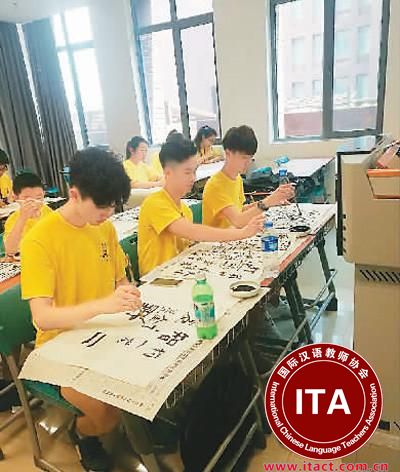 中国侨网孩子们一笔一画地体验中国书法的魅力。谢署光摄