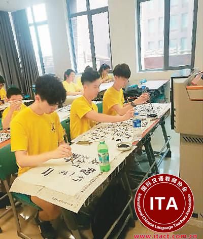 中国侨网孩子们一笔一画地体验中国书法的魅力。谢署光摄