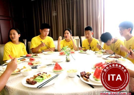 图为74名华裔青少年在扬州寻根。　崔佳明 摄