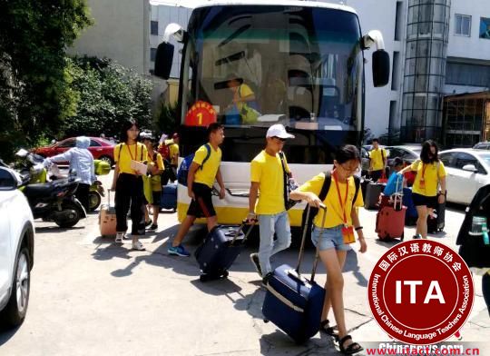 图为20日，74名海外华裔青少年抵达扬州，开启为期一周的寻根之旅。　崔佳明 摄