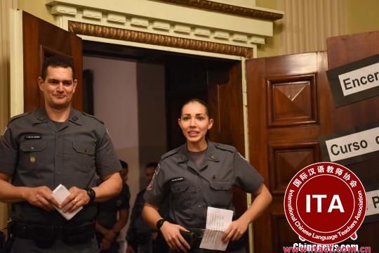 图为圣保罗结业军警表演生活汉语对话。　莫成雄 摄