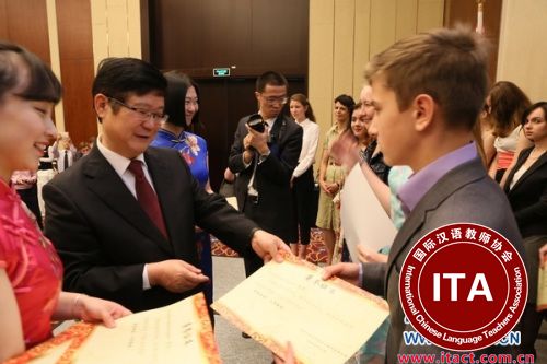 中国驻白俄罗斯大使崔启明为奖学金获得者颁奖。新华网记者 魏忠杰 摄