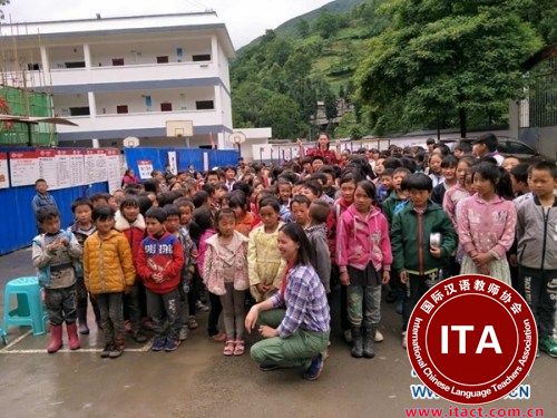唐雅及其弟弟到云南探访贫困儿童。新华网记者 华义 摄
