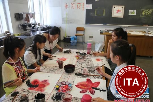 中国侨网孩子们正在学画国画。　张婧　摄