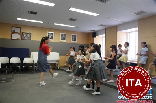 音乐老师陈煜教授歌曲《撒尼少年跳月来》。　张婧 摄