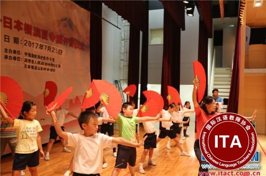 学生们跟着老师，体会功夫扇的飘逸潇洒。　张婧 摄