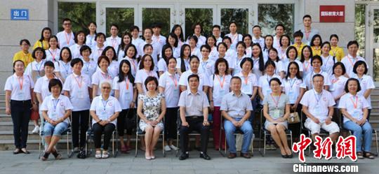 图为海外华文教师和新疆师范大学的老师们合影留念。　耿丹丹 摄