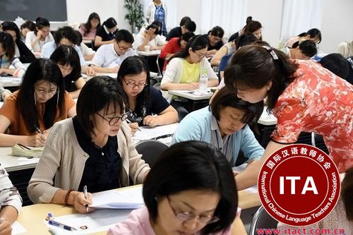 中国侨网认真学习汉语。（日本《中文导报》）