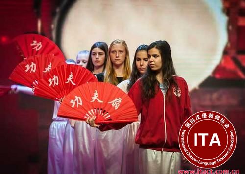 中国侨网比利时中学生在“汉语桥”闭营仪式上表演功夫扇。
