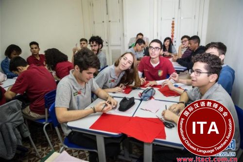 学生在巴西尼泰罗伊市的若阿金·戈麦斯·德索萨葡中双语学校课堂上学习剪纸。新华社记者 李明 摄
