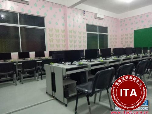 图为缅甸腊戌新世纪中文学校的学生电脑室。　罗丹媚　摄