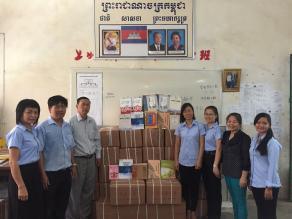 中国侨网中国驻柬埔寨大使馆向华明学校赞助55箱中文书籍。（柬埔寨《星洲日报》）