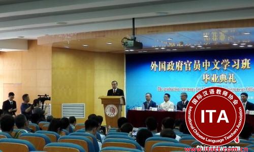 资料图：2017年06月30日，华侨大学外国官员中文学习班培训逾700名汉语人才。图为毕业典礼现场。（图片来源：<a target=