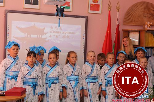 明斯克第12中学学习汉语的学生在中国文化与文字中心成立仪式上演唱中文歌曲。新华社记者魏忠杰摄