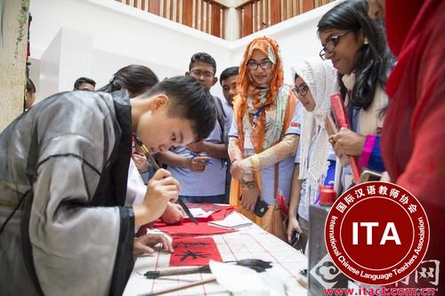 中国侨网云南大学的学生为孟加拉国的同学们展示中国书法。
