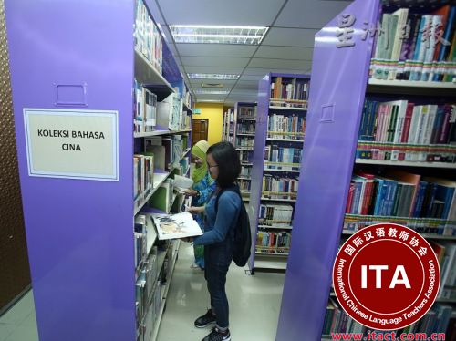 两家图书馆内都至少有1排书架摆放中文书籍，书籍种类包括历史、小说、养生、诗集、儿童漫画等。（马来西亚《星洲日报》）