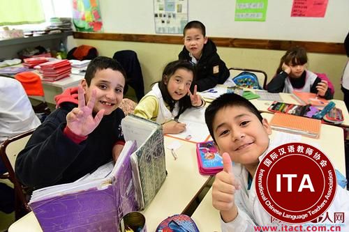 中国侨网阿根廷布市中西文双语公立学校获赠学习用具。（阿根廷华人网）