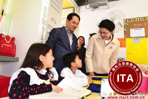 阿根廷布市中西文双语公立学校获赠学习用具。(阿根廷华人网)