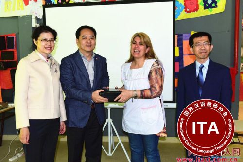 阿根廷布市中西文双语公立学校获赠学习用具。(阿根廷华人网)