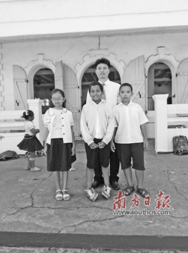 李朝军与塔马塔夫华侨学校的学生合影。