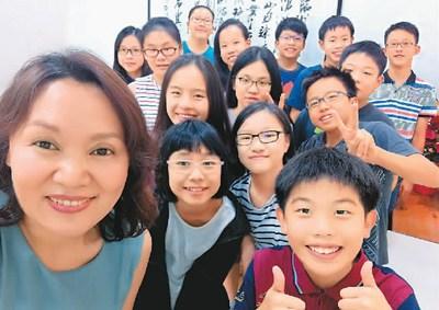 中国侨网图为汪洁（左一）和她的学生们。 资料图片