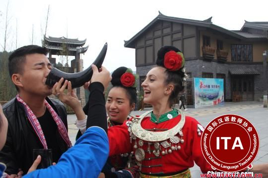 中国侨网穿着苗族服饰的中美给游客敬酒。　文兴贵　摄
