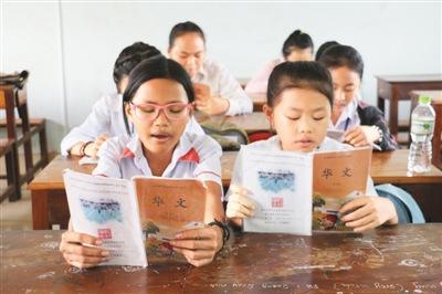 中国侨网随着“一带一路”建设的推进，柬埔寨涌动“汉语热”。图为暹粒华文学校中山学校内的柬埔寨学生正在朗读中文。  　　本报记者 于景浩摄