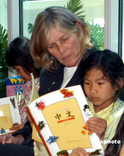 美国父母鼓励领养的华裔子女学中文