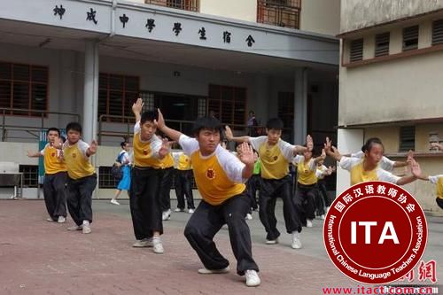 中国侨网图为马来西亚一华文学校学生在练习中国武术。中新社发 张冬冬 摄