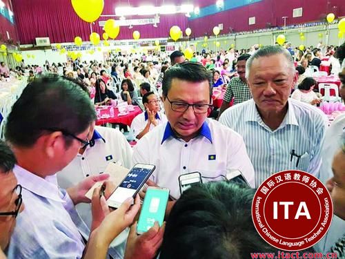 中国侨网马华总会长廖中莱(右2）讲述新中分校批文进展，右1是马兴松。 （马来西亚《亚洲时报》）