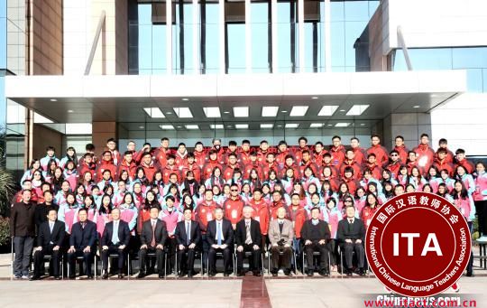 图为马来西亚105名华裔青少年赴扬州学习中华文化。　崔佳明 摄