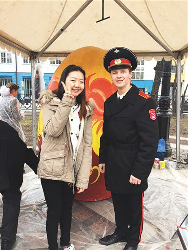 在俄罗斯的节日庆典活动中，姜若晨(左一)与当地军校学生的合影。在她看来，学子与外国朋友的交往过程中要注重自身形象，传递中国微笑。