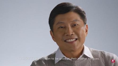 中国侨网李光耀双语基金推出系列温情视频，鼓励孩童学好母语，包括专访教育部长（学校）黄志明，视频中他叙述了求学时学华语的经历。（新加坡《联合早报》/视频截图）