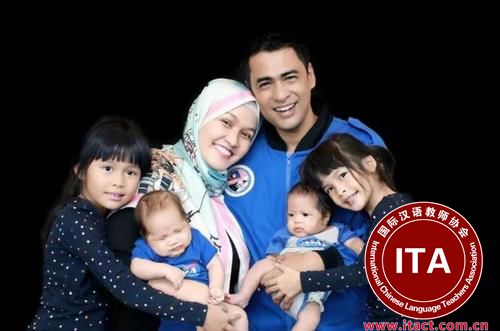 中国侨网马来西亚首位太空人锡慕查化（右二）已经是个4孩子的父亲，一家其乐融融，坚信把孩子送入华小是最佳的选择。（马来西亚《星洲日报》）
