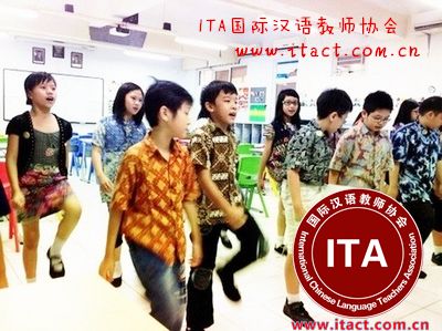 印尼国际学校急聘对外汉语教师数名 地 点:印尼雅加达国际学校 大型连锁学校 教学对象:小学(3名),其他:(2名) 招聘要求: 1、本科学历,男女不限。有责任心,能关心和爱护学生。2、专业不限,中文、外语、外语教育类专业优先。 3、具备基本的英文口语交流能力。 岗位待遇:1、合约1年签一次,可续签。 月薪1000美金,合同期内均带薪,双休,带薪假期,国际学校假期很多。每年4个小学期之间都是各种假期。 2、提供教师公寓免费住宿,水电气网费平摊。 3、提供机票; 4、学校负责办理工作签证; 5、7月初出发,统一安排接机安顿到校。