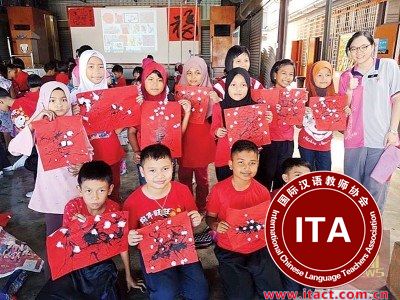公益各族学生在今年校园内举行的庆祝华人新年活动上，学习挥毫画出梅花，让他们了解中华传统文化。（马来西亚《光华日报》）