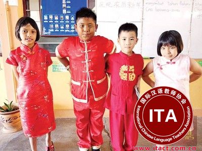 公益各族学生穿上华裔传统服装，一起庆祝华人农历新年。（马来西亚《光华日报》）