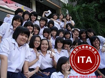 泰国大城府忠书兰女子中学招聘汉语教师2~3名 要求：对外汉语相关专业，或有相关工作经验者优先。需认真负责有耐心，普通话标准流利。会泰语或者英语流利者优先。 待遇：发放11个月的工资，每月25000~28000泰铢，视具体的教学水平来定。包工作签证的费用。