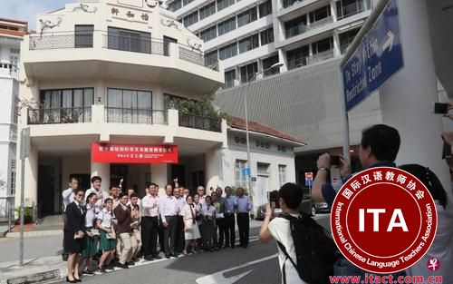 中国侨网教育部长（高等教育及技能）兼国防部第二部长王乙康（前排左六）、怡和轩主席高允裕（前排左七）、怡和轩前主席林清如（前排左八）与得奖学生们在怡和轩大楼外合影。（新加坡《联合早报》/吴伟国 摄）