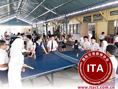 新港门培才华小各族男女同学休息节一起打乒乓。(马来西亚《光华日报》)