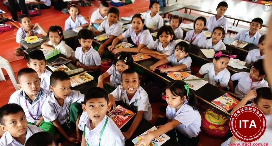 曼谷新加坡国际幼儿园招聘中文老师1位 荣耀新加坡国际幼儿园位于泰国曼谷，其拥有良好的教学硬件设备和专业的教师队伍，为每个孩子提供一个良好的成长环境，使得家长和孩子在幼儿园的培养中能够出类拔萃。荣耀新加坡国际学校课程丰富多样，包括：英语、华语、泰国语言与文化、数学、科学、工艺美术、体育、健康、资讯通讯科技及音乐。全方位的课程体系，让孩子掌握流利的英语、汉语和泰语，以适应未来的教育。     幼儿园配有专业的师资团队，拥有多个外籍教师，老师是专业的，敬业的，热情的，最重要的是他们关注孩子的成长。帮助孩子培养积极的态度和良好的情绪。在经验丰富的老师的指导下，孩子们通过互动和游戏进行教学，这种方法将有助于确保孩子们在学校智力、情感和社会等各个方面持续成长。 月薪：25000泰铢 备注：老师需要自己承担办理工作签证的材料费、泰国期间旅游签证续签费用，来回机票费用，办理旅游签证去泰国，转签证的费用由对方承担