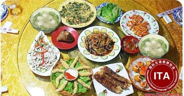 对于不同的国家来说都有属于自己本国的饮食特色，在食物品种以及在食物的吃法上也有很大的不同，当然最为主要的就是健康与安全。下面我们就来看下美国和日本在饮食文化方面的相关介绍。    一、美国  美国人通常情况下都会选择在家吃早餐，但是因为现在的工作比较繁忙、生活节奏比较快，或者是为了增进交流等原因，也会选择和同事或者是商务合作伙伴一起吃早餐，如果是总统的话一般都是和国家领导人一起进早餐。  在美国人的一日三餐中，早餐非常的丰富，比较常见的就是果汁、麦片、烤面包、咖啡等等，美国人非常想喜欢喝咖啡，在超市里有各种类型的咖啡豆销售，另外，燕麦片也是一种非常常见的美国早餐。  在一日三餐中，午餐对于美国人来说是最为简单的，通常情况下吃一些简单的蔬菜或三明治、汉堡包搭配上饮料就可以了，因为公司一般距离家都比较远，所以午餐就在外面吃。  和很多国家的人一样，美国人对于晚餐是最为看重的，因此晚餐非常的丰盛，最为经常吃的是牛排、猪排、炸鸡、炸虾等等，然后搭配上蔬菜、面包、黄油等作料。  美国人拥有很快的生活节奏，所以快餐是他们的家常便饭，在快餐中，热狗是非常常见的一种食物，每年在美国会消耗掉100多亿条的热狗。    二、日本  日本人一般喜欢把稀饭当做早餐，午饭五晚饭主食是米饭，同时饺子、春卷也渐渐受到了日本人的喜爱，日本人非常的喜欢吃中餐，特别是京菜、粤菜、川菜，日本人对于饮食非常的严格，在制作菜肴的时候非常喜欢使用海味、青菜制作。  总体上来说，日本人对于食物的处理非常的仔细，在卫生上有很高的标准，口味更加的清淡些，比较少有重口的食物，也没那么油腻，味鲜带酸甜蔷或微辣。鱼类是他们非常喜欢的一种食物，有着很多种做法，比如蒸鱼、生鱼片、炸鱼片等等。  他们还有吃生鱼片的习惯，但是在鱼肉的选择上一定要新鲜，常见的生鱼片有鲷鱼、鲆鱼、金枪鱼、沙丁鱼等，在吃的时候往往会在上面抹上酱油，然后再在酱油加辣芥末，这样不仅可以进行调味，同时还有很重要的一点是可以解腥杀菌。    以上的这些就是美国和日本和美食方面的一些文化习俗，如果打算去这些两个国家的话，那么提前了解一些还是比较好的。