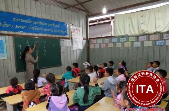 我们每一间学生宿舍都有单独的厕所，将来还要建有塑胶跑道的操场，等学校建成以后绝对能在老挝排进前三！”5日，张廷江在介绍老挝中老友谊学校新校区的修建时自豪地向记者介绍。  图为教师在中老友谊学校老校区授课。　中老友谊学校供图 摄 图为教师在中老友谊学校老校区授课。　中老友谊学校供图 　　张廷江是一名常年旅居老挝的华商，经过多年的打拼，他在老挝已经拥有一家大规模的红木工厂。但现在最让他操心的不是如何扩大生意，而是怎样把学校建设好。  　　中老友谊学校是老挝唯一一所经老挝教育部批复的外资华文学校，自2018年2月启动新校区的建设以来，投资已经超过3000万元(人民币，下同)，而新校区的总投资预计需要1.5亿元。作为学校目前唯一的投资人，张廷江承受着巨大的压力，家人和朋友也对他的决定产生质疑，但他要修建好学校的决心从来没动摇过。  图为建设中的中老友谊学校新校区。　中老友谊学校供图 摄 图为建设中的中老友谊学校新校区。　中老友谊学校供图 　　张廷江自身的文化水平并不高，但凭着四川人的一股闯劲，从2000年开始他就只身前往老挝闯荡。最初，他是以人力挑着从中国采购的日用品，步行通过云南磨憨口岸来到老挝的村寨，挨家挨户售卖。中国商品在老挝十分紧俏，他的生意也越做越大。2003年，张廷江开始接触木材生意，发展至今，他在老挝已经拥有一家占地85000平方米、员工超过500人的红木工厂。  　　从一个走村入寨的“货郎”成长为身家不菲的商人，纯朴善良的老挝人给了张廷江很大的帮助。“我吃过很多苦，也知道学识和眼界对一个人的成长影响太大了。所以我有了资助老挝那些上不起学的孩子们的想法。”2009年，张廷江开始陆续资助一些家庭贫困的老挝孩子上学，但其中部分孩子却因为家距离学校太远而放弃学业。“必须要有一所带宿舍、环境好的学校，才能让孩子们安心学习。”张廷江暗暗下定了决心。  　　机缘巧合，张廷江结识了中老友谊学校的校长许顺宏。2006年，许顺宏辞去了教师的工作，从云南普洱来到老挝创立了这所华文学校。目前有1000多名学生在校接受中老双语教育，其中超过60%都是老挝籍学生。  　　“学会中文就能在老挝找到工资更高的工作，所以这几年想要学中文的老挝人越来越多。”许顺宏介绍，“但我们学校的发展也遇到了瓶颈，场地有限，教学环境简陋。”了解到这些情况后，张廷江与许顺宏确定了共同的目标——为中老友谊学校建设全新的校区。  　　选地址、办手续、买建材……两人开始为了共同的梦想而奔波。在老挝教育部和乌多姆赛省官员的帮助下，新校址定在距兴建中的中老铁路乌多姆塞火车站外300米处。2018年2月28日，新校区终于破土动工。4个月过去，教学楼和学生宿舍已经封顶，再过两个月，校区的第一期建设即将完工。随后，学校还将与云南师范大学、江苏农林职业技术学院合作建设职业教育分校。届时，中老友谊学校将成为老挝唯一一所涵盖幼儿园、小学、初中、高中和职业教育的综合性华文学校。  　　“这几年，无论是来老挝投资的中国企业，还是中老铁路的建设工作，对于翻译的需求都很大。学生从我们学校毕业后，都可以为他们提供帮助。”张廷江说，“把学校建设好，也会对中老两国的文化交流，对中老两国的友谊，以及‘一带一路’建设起到积极的作用。”