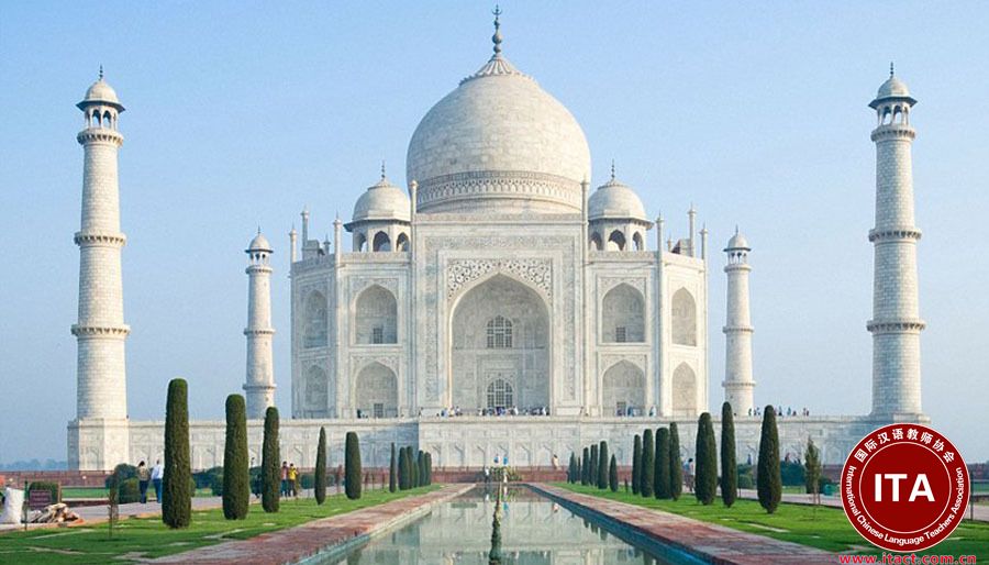 泰姬陵（Taj Mahal），是印度知名度最高的古迹之一，世界文化遗产，被评选为“世界新七大奇迹”。 泰姬陵全称为“泰姬·玛哈拉”，是一座用白色大理石建成的巨大陵墓清真寺，是莫卧儿皇帝沙·贾汗为纪念其妃子于1631年至1653年在阿格拉而建的。位于今印度距新德里200多公里外的北方邦的阿格拉（Agra）城内，亚穆纳河右侧。由殿堂、钟楼、尖塔、水池等构成，全部用纯白色大理石建筑，用玻璃、玛瑙镶嵌，具有极高的艺术价值。 泰姬陵是印度穆斯林艺术最完美的瑰宝，是世界遗产中的经典杰作之一，被誉为“完美建筑”，又有“印度明珠”的美誉。 泰姬陵因爱情而生，这段爱情的生命也因泰姬陵的光彩被续写，光阴轮回，生生不息。 2018年1月23日，印度考古局局长维克拉姆表示，印度政府拟于2018年2月颁布限客令，将阿格拉市著名景点泰姬陵的游客日接待量控制在四万人以内。 [1]  2020年5月31日，印度官员表示，世界七大奇迹之一印度泰姬陵建筑群的部分建筑在一场雷暴天气中受损，包括正门和5个高耸穹顶下方的围栏