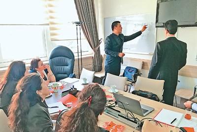 中国侨网土耳其总理府工作人员正在汉语课堂上听中国老师授课。记者 王云松摄