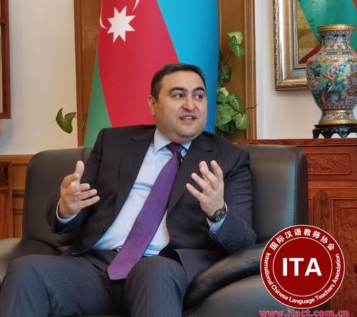 中国侨网阿塞拜疆驻华大使杰纳利·阿克拉姆接受专访。 （海外网/付勇超 摄）