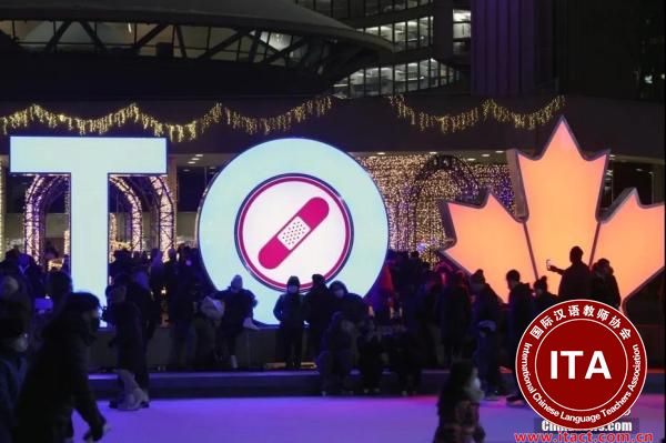 加拿大多伦多市政厅广场前的巨型灯箱以创可贴元素提醒民众对疫情保持警惕。<a target=