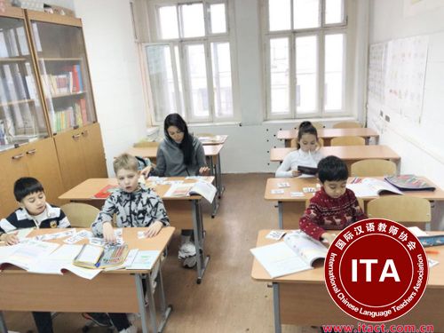 图为生活在莫斯科的华人孩子在学习汉字。（《俄罗斯龙报》 受访者供图）