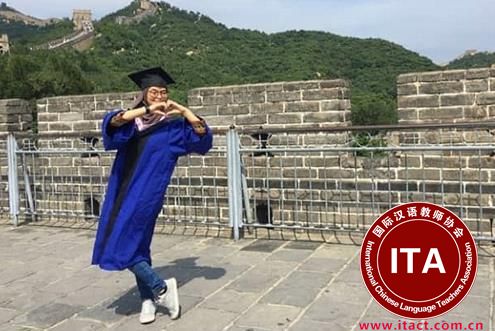 埃菲拉在北京上学时，到长城游览。（马来西亚《星洲日报》）